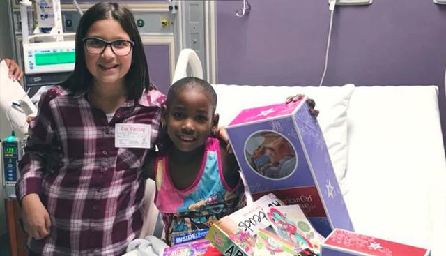 Bella Fricker tiene 11 años y regala muñecas sin cabello a niñas con cáncer. Quiere que se sientan acompañadas. (Facebook)