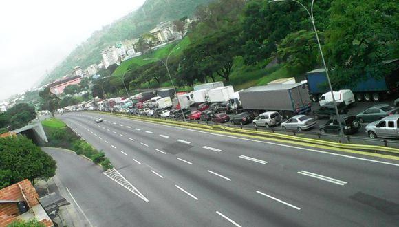 Una interminable cola de vehículos esperando pasar un control militar en una autopista de Caracas en el primer día del retorno a la cuarentena radical para frenar el coronavirus. (Foto: @tumototrafico, vía Twitter).