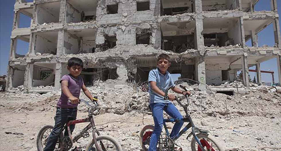 Niños posan con sus bicicletas en el centro de la ciudad siria de Kobane. (Foto: Getty Images)