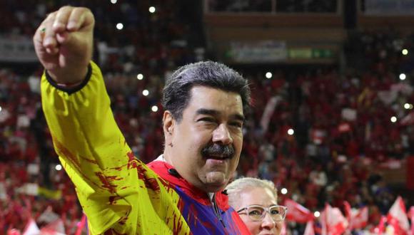 Nicolás Maduro (izquierda), saludando a la multitud durante la juramentación de la estructura electa del gobernante Partido Socialista Unido de Venezuela (PSUV) como parte de los preparativos para las próximas elecciones internas de 2023 en Caracas.