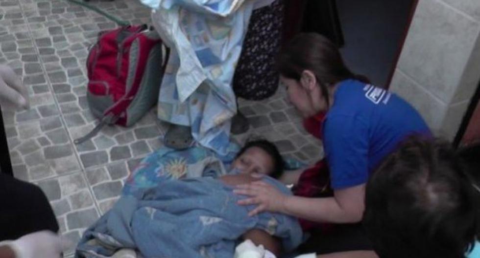 Mujer tuvo que alumbrar a su hijo en la puerta de su casa. (Foto: América Noticias)