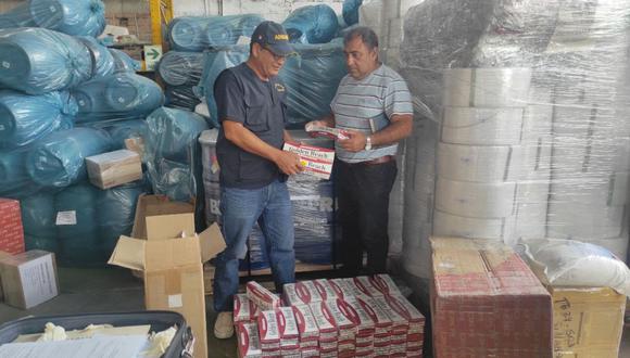 Autoridades incautan más de 50 mil cigarrillos de contrabando camuflados en una encomienda en Piura | Foto: Difusión