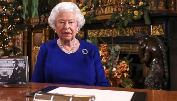 La reina Isabel II de Gran Bretaña grabó un mensaje para los ciudadanos ante la propagación del coronavirus. Foto: AFP/ Steve Parsons)