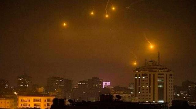 Bombardeo de las fuerzas aéreas de Israel sobre Jan Yunis, ciudad ubicada al sur de la franja de Gaza. (Twitter @KontraInfo)