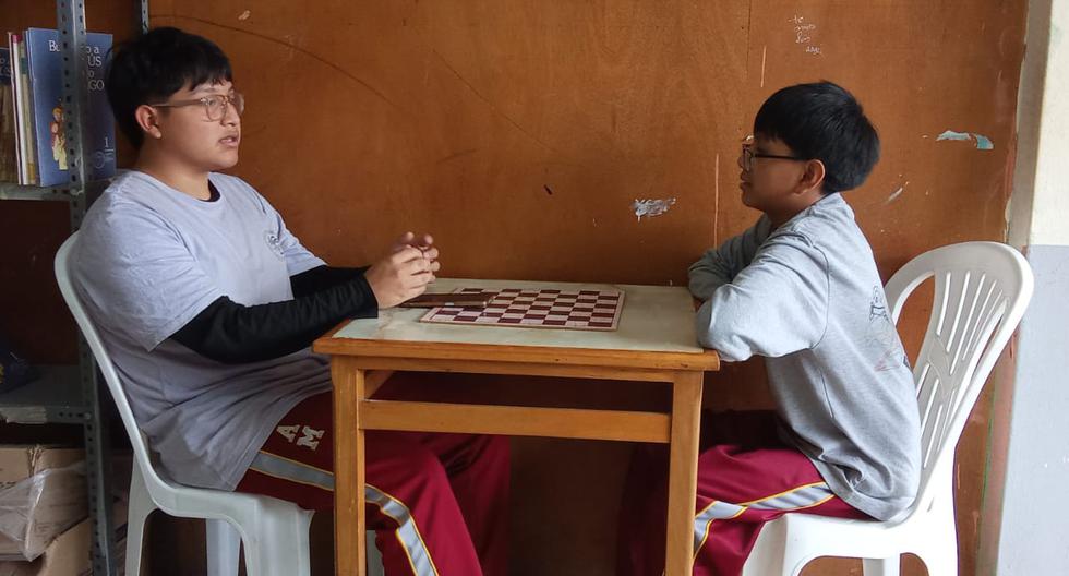 El ajedrez se puede jugar entre personas de cualquier edad y eso ayuda en la interacción y comunicación. (Foto: corresponsales escolares)