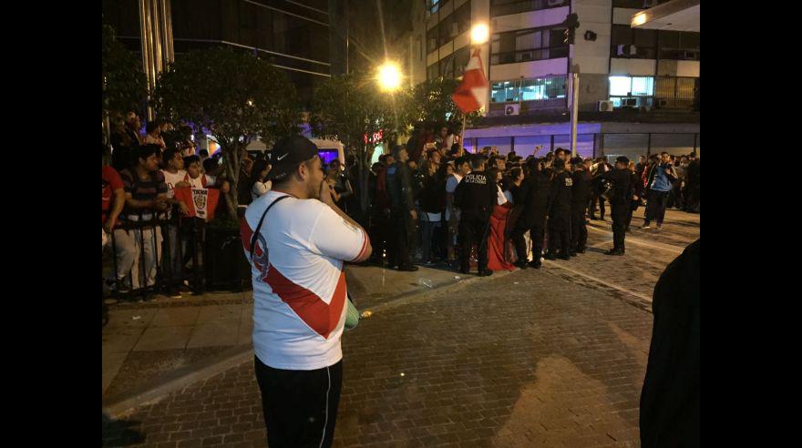 Selección peruana fue recibida en hotel por cientos de fanáticos. (Foto: Julio Vizcarra Torres - Enviado Especial)