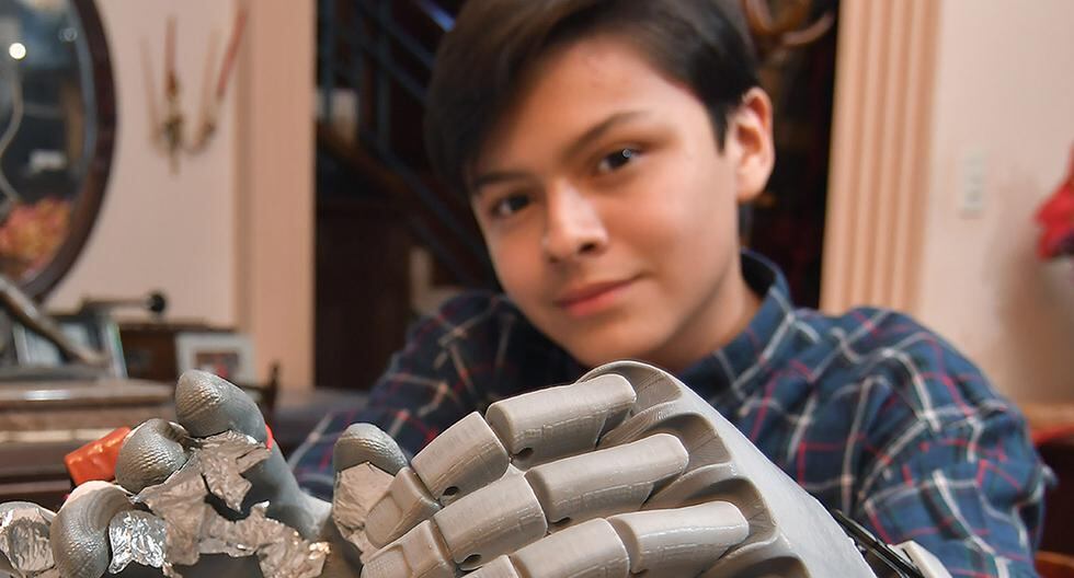 El niño boliviano Leonardo Viscarra descubrió la tecnología por casualidad al romper un coche de juguete y ahora construyó su propia mano robótica con una impresora 3D. (Foto: EFE)