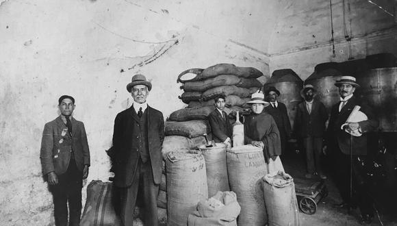 Manuel Muñoz-Nájar Villalobos (adelante, con sombrero) en la bodega de Miraflores. Fue hijo de Pedro, el migrante español que inició la tradición del anisado en la Ciudad Blanca. (Foto: archivo de la familia Muñoz-Nájar)