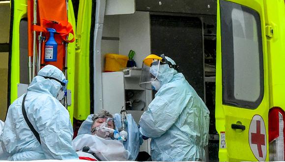 Personal médico saca de una ambulancia a una persona de coronavirus en el hospital Pokrovskaya en San Petersburgo, Rusia, el 24 de enero de 2022. (Olga MALTSEVA / AFP).