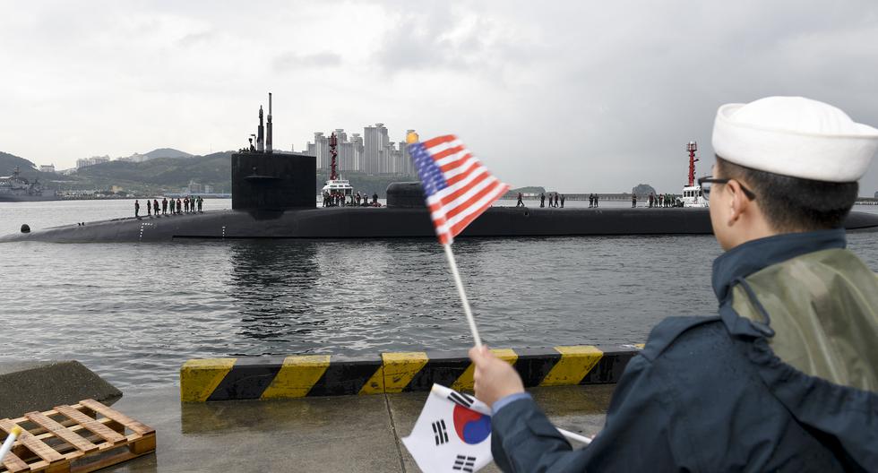 En esta imagen publicada por la Marina de Estados Unidos se muestra al submarino de misiles guiados USS Michigan de la clase Ohio siendo recibido el 25 de abril de 2017 cuando llega a Busan, Corea del Sur. (AFP).
