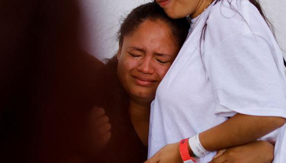 Wileymi Alburgues, una migrante de Venezuela que fue expulsada de EE.UU. y enviada de regreso a México bajo el Título 42, llora frente a la oficina del Centro de Atención Integral a Migrantes (CAIM) en Ciudad Juárez, México.