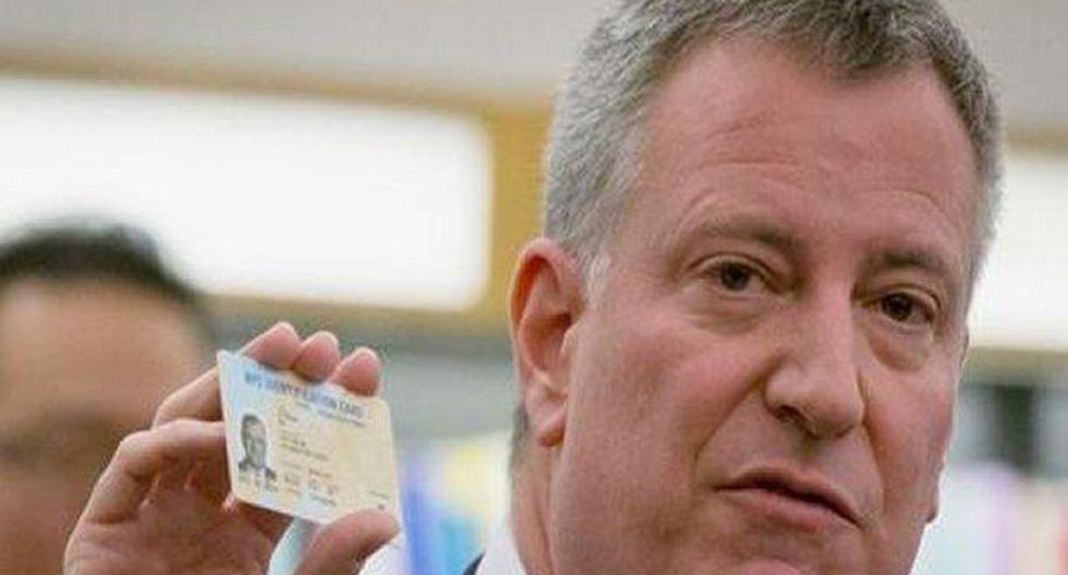 El alcalde de Nueva York, Bill de Blasio, mostrando la Tarjeta de identificación municipal. (Foto:Milenio.com)