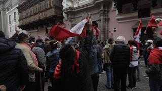 Protestan en exteriores de la Cancillería y exigen la renuncia del ministro Héctor Béjar