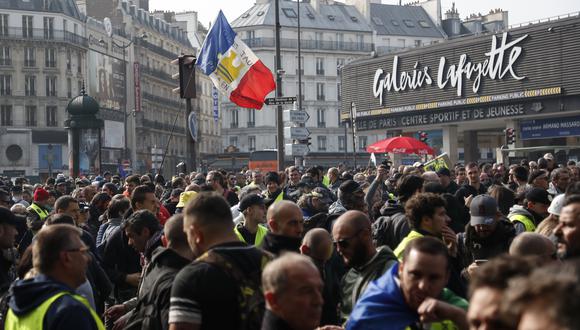 Concentración de gente en el distrito de Montparnasse, en París. (Foto: AFP)