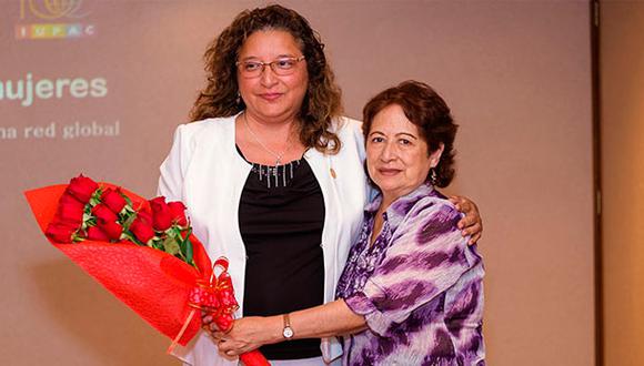 La Dra. Ana Maria Muñoz Jáuregui (a la izquierda), química farmacéutica y Vicerrectora de Investigación y Desarrollo de USIL, en una ceremonia de reconocimiento de parte de la Unión Internacional de Química Pura y Aplicada (IUPAC) y la Sociedad Química del Perú el 2019. (Foto: USIL)