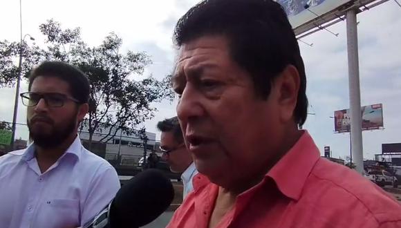 Pedro Toledo, hermano del expresidente Alejandro Toledo, llegó hasta la sede de la DIPA para intentar ver a su familiar | Foto: Captura de video