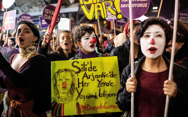 Las manifestantes gritan consignas y sostienen un cartel con el dibujo de la artista callejera chilena Daniela Carrasco durante una protesta en Estambul en el Día Internacional para la Eliminación de la Violencia contra la Mujer. (EFE / EPA / SEDAT SUNA).