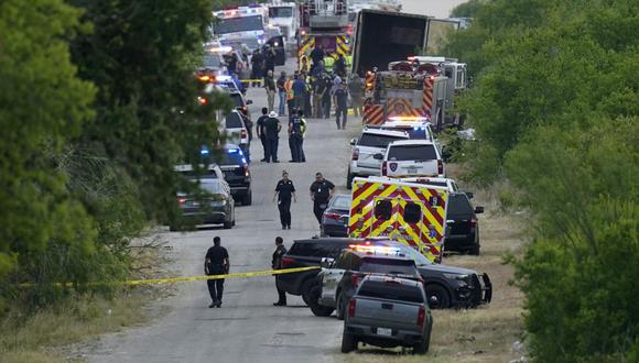 La policía de San Antonio, Texas, permanece en el lugar donde se halló un camión con 46 migrantes muertos. (Foto AP/Eric Gay).