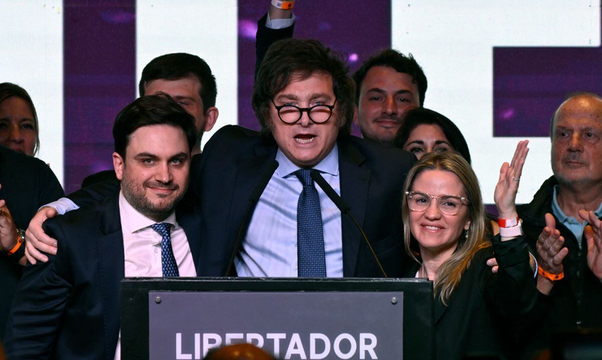 Argentine congressman and Alianza Avanzas La Libertad presidential candidate Javier Milei (C) hugs Buenos Aires mayoral candidate Ramiro Marra (L) and Buenos Aires gubernatorial candidate Carolina Piparo (R) during a rally after knowing the results.  (Photo: AFP)