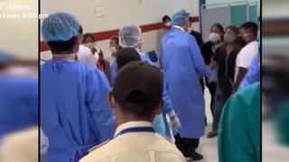 Denuncian que familiares de paciente fallecido por COVID-19 agredieron a médicos y enfermeras | VIDEO