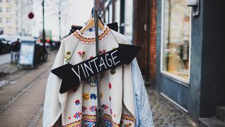 Ropa vintage: tiendas virtuales donde encontrarás verdaderos tesoros de la moda 
