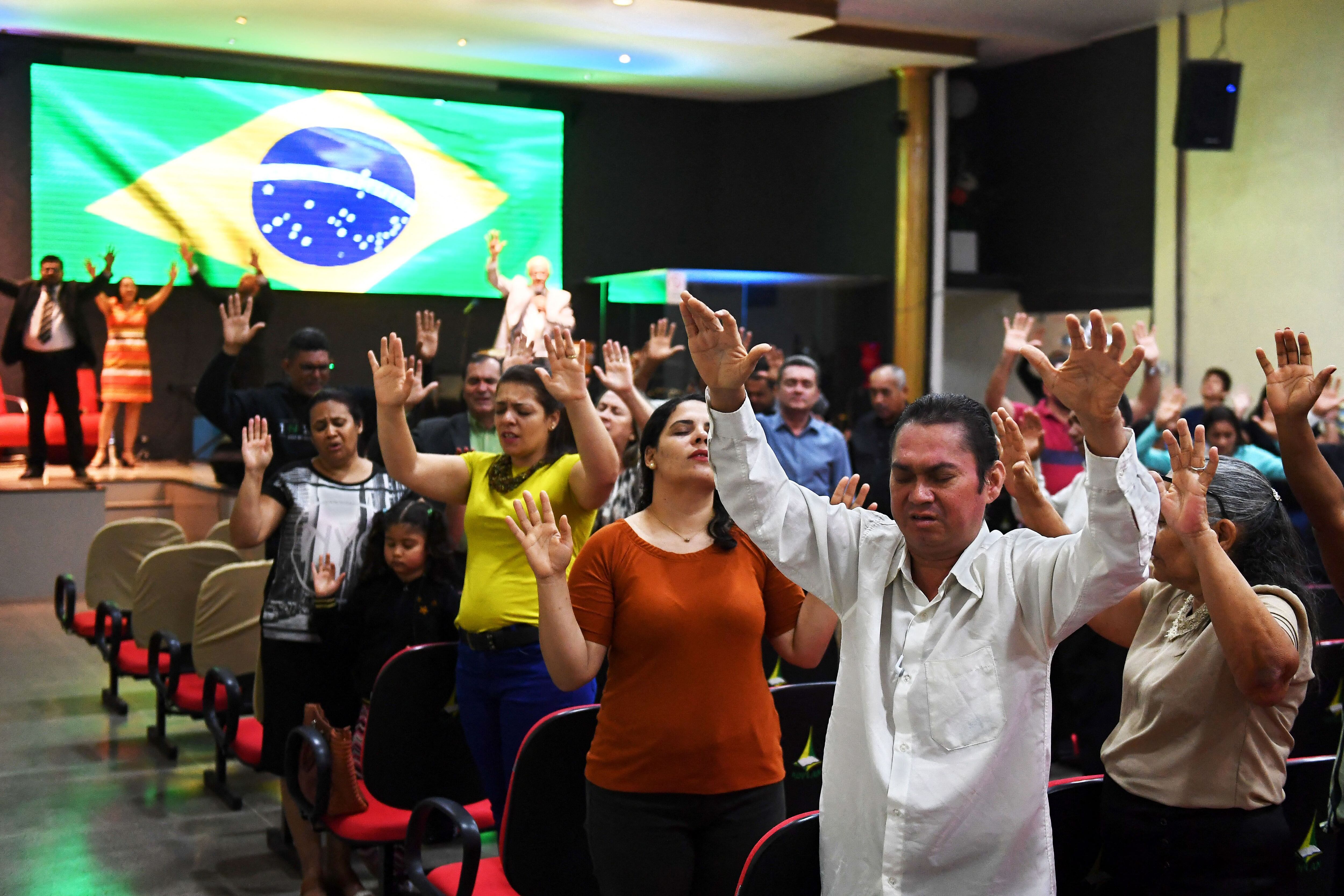 Faithful pray in an evangelical church in Brasilia.  (Photo: AFP)