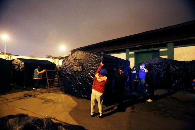 Esta madrugada se instalaron 58 carpas para las más de 60 familias que resultaron damnificadas por el incendio registrado en una quinta situada de la cuadra 9 del jirón Callao, en el Cercado de Lima. (Foto: César Grados/GEC)