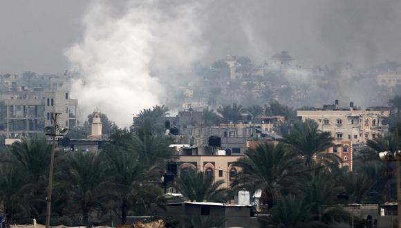 El humo se eleva sobre los edificios en Khan Yunis, en el sur de la Franja de Gaza, mientras continúan las batallas entre Israel y militantes de Hamas el 5 de diciembre de 2023 | Foto: AFP