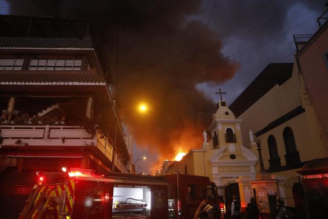 Un incendio de grandes proporciones se registra en un almacén de Mesa Redonda. (Fotos: José Rojas / GEC)