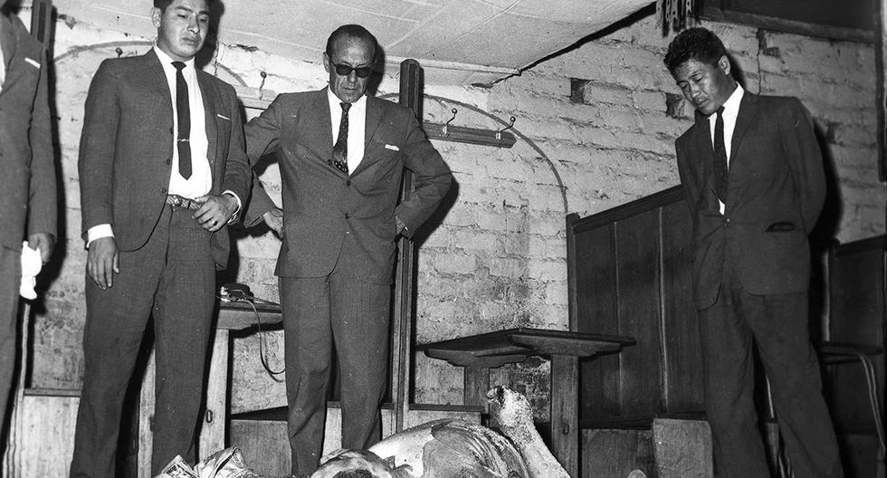 Lima, 30 de marzo de 1964. Agentes de la Policía de Investigaciones observan impávidos el cuerpo sin vida del hombre que estuvo antes oculto dentro de un barril rellenado con aserrín, en El Porvenir, La Victoria. (Foto: GEC Archivo Histórico)