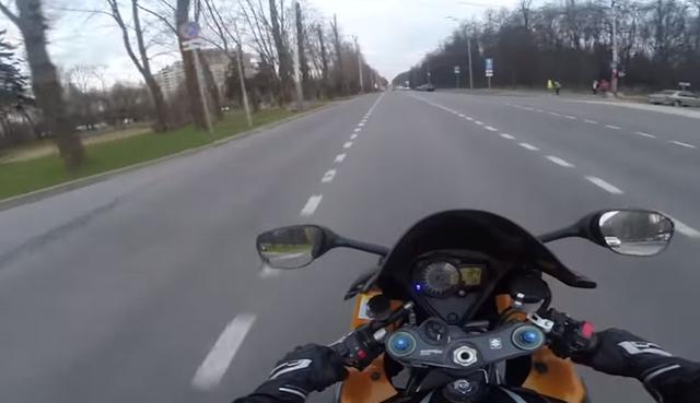 El motociclista estaba decidido a ir demasiado rápido. (YouTube: Caters Clips)