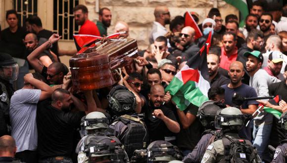 Familiares y amigos llevan el ataúd de la reportera de Al Jazeera Shireen Abu Aqla, quien murió durante una redada israelí en Jenin, en la Cisjordania ocupada, cuando estallaron enfrentamientos con las fuerzas de seguridad israelíes, durante su funeral en Jerusalén.