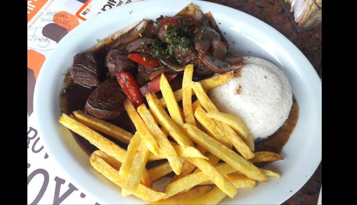 Glotons. El secreto del chef de este restaurante es hacer el lomo saltado con lomo tierno. Lo sirve con papas nativas amarillas y asegura que su técnica es saltear bien los ingredientes para que queden jugosos. Lo encuentras en  la Avenida Comandante Espinar 529, Miraflores a 47.90 soles. (Foto: Difusión)