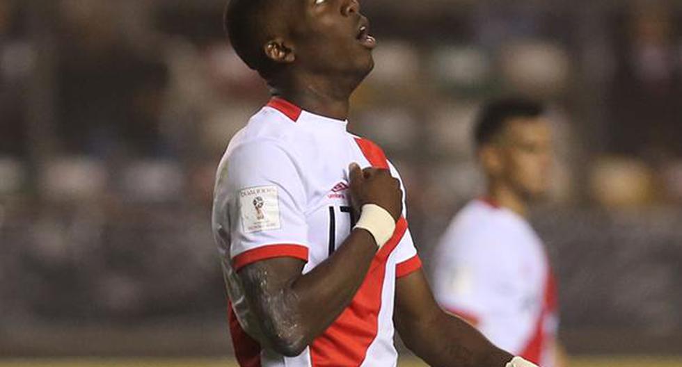 Luis Advíncula no pudo estar ante Ecuador por decisión técnica. Sin embargo, el lateral de la Selección Peruana generó sorpresa con una publicación en Facebook. (Foto: EFE)