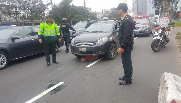 Al huir, los delincuentes robaron un taxi que luego abandonaron en la vía pública. (Jessica Vicente / El Comercio)