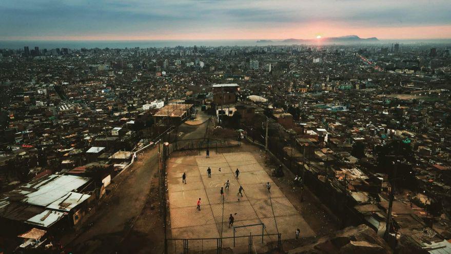 Rolly Reyna / El Comercio. En la cancha conocida como “Maracaná”, a la que ellos mismos dan mantenimiento, los pobladores del cerro San Pedro, en El Agustino, disfrutan de un buen partido de fulbito. Lima, Lima. 24 de febrero de 2018