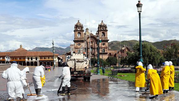 Luego de que los turistas resultaran sospechosos por Covid-19 en el control médico, la plaza del Cusco fue desinfectada y fumigada. (Foto: Difusión)