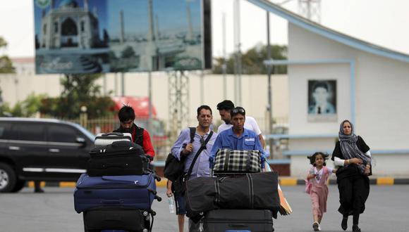 Los pasajeros caminan hacia la terminal de salidas del Aeropuerto Internacional Hamid Karzai en Kabul, Afganistán, el sábado 14 de agosto de 2021. (Foto AP / Rahmat Gul).