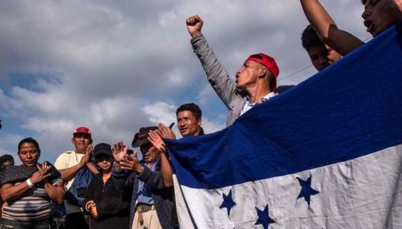 Unos 100 migrantes llevaron una propuesta al Consulado de EE.UU. en Tijuana.