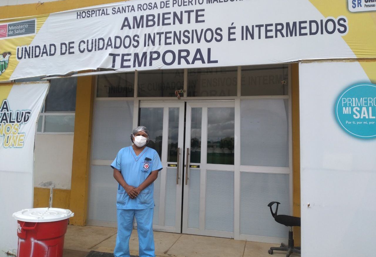 Juan Carlos trabaja en el hospital Santa Rosa de Puerto Maldonado, donde actualmente están llegando entre 20 y 25 personas con problemas respiratorios u otros asociados al coronavirus. (Foto: Manuel Calloquispe)