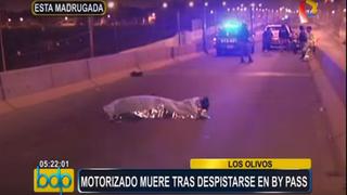 Los Olivos: motociclista murió al impactar contra pavimento
