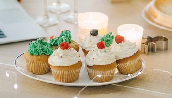 Para que te luzcas en esta Navidad, los cupcakes serán un postre ideal. (Foto: Nataliya Vaitkevich / Pexels)
