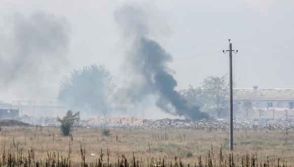 Esta foto tomada el 16 de agosto de 2022 muestra humo saliendo de un depósito de municiones en el pueblo de Mayskoye, Crimea. (Foto: STRINGER / AFP)
