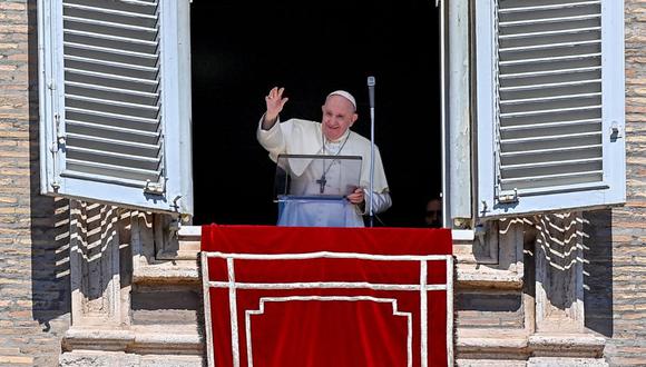 El papa Francisco recita la oración del mediodía del Ángelus desde la ventana de su estudio con vista a la Plaza de San Pedro, en el Vaticano, el domingo 6 de setiembre del 2020. (Foto: Vincenzo PINTO / AFP).