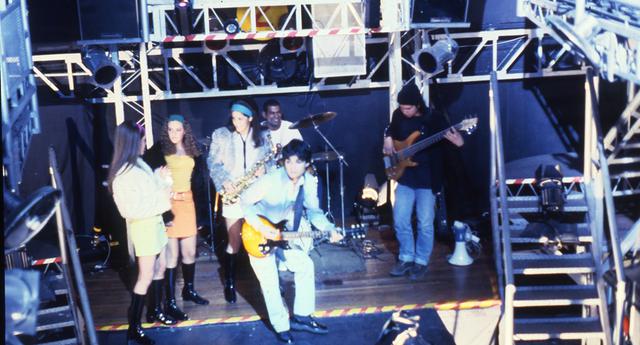 “Compré una Melody Maker Gibson de 1961 en Lima. Fui con 800 dólares en mano. El dueño me reconoció y me hizo pasar. Me dijo “mil o nada”. Quedamos en 900 y me la lleve feliz al rodaje en Bogotá 3 días después”, reveló Pedro en su cuenta de Instagram, una historia que comparte por primera vez con sus seguidores de esta red social.