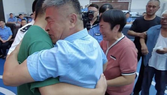 Un padre recorrió más de 500 mil kilómetros para encontrar a su hijo 24 años después de que lo raptaron (Foto: CCTV)