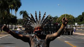 Brasil: indígenas y policías chocan, con flechas y gases, frente al Congreso en Brasilia