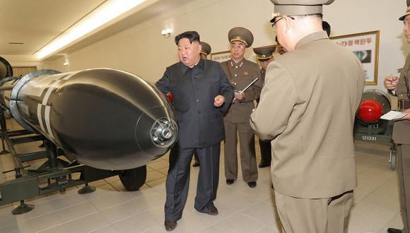El líder norcoreano, Kim Jong-un (I), inspecciona un proyecto de armamento nuclear en un lugar desconocido de Corea del Norte, el 27 de marzo de 2023. (Foto de KCNA VIA KNS / AFP)