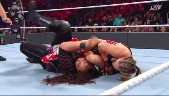 ¡Hizo que se rinda! Ronda Rousey venció a Nia Jax vía sumisión y retuvo el Título Femenino de Raw | Foto: WWE