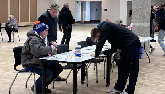 Personas votan en un centro de Des Moines, Iowa, Estados Unidos, el 15 de enero de 2024. (Foto de Octavio Guzmán / EFE)